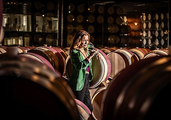 Cristina Forner, que sustituyó a su padre al frente de la compañía, huele uno de los vinos recién sacado de la barrica.