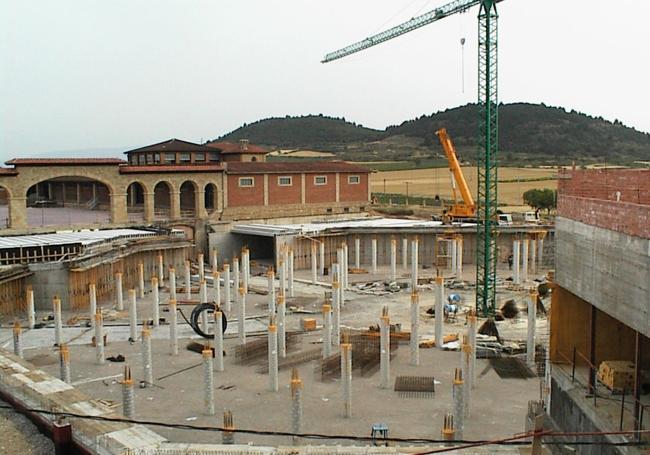 Obras de construcción de la bodega, en concreto, en la imagen aparece la sala de barricas.