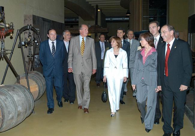 El rey Juan Carlos, ahora emérito, entre otras autoridades, y a la derecha, Pedro Vivanco.