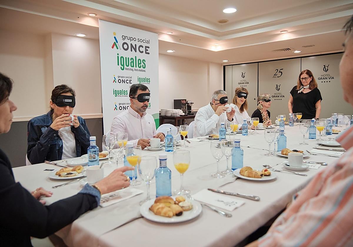Los participantes toman el desayuno a ciegas.