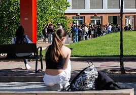Estudiantes en el campus de la Universidad de La Rioja (UR).