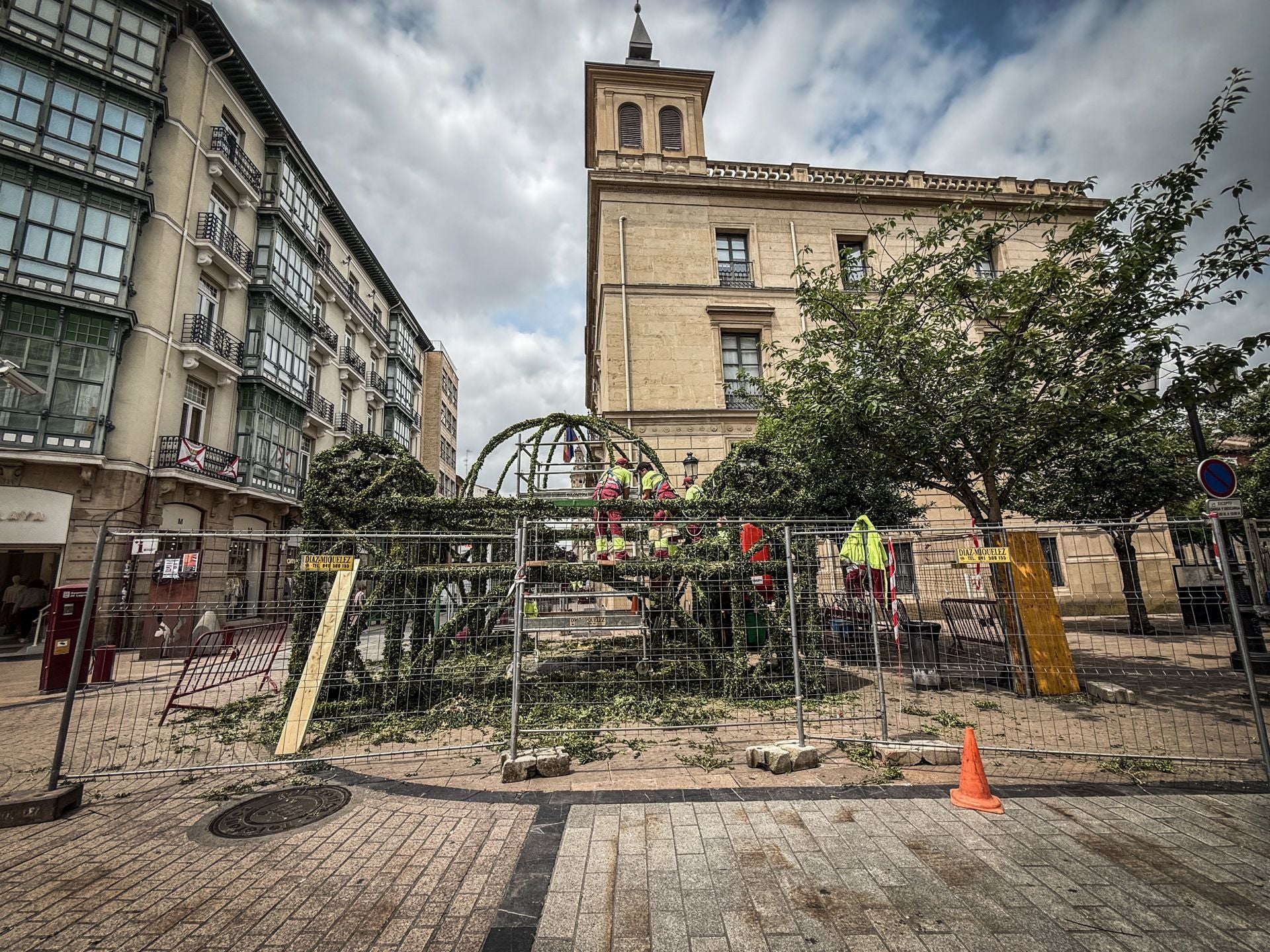 Lo del traslado del material para el montaje del arco de boj no es más que un ejemplo de lo que está por venir de no llegar a un acuerdo entre Ayuntamiento y trabajadores del Parque de Servicios.