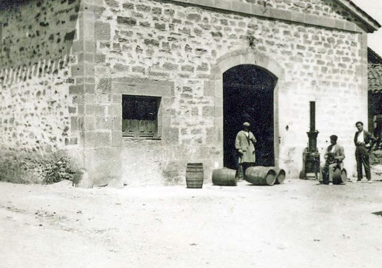 Imagen de la bodega original en Fuenmayor, a principios del siglo XX. montecillo