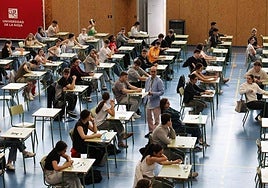 Estudiantes riojanos, unos instantes antes del comienzo de la PAU.