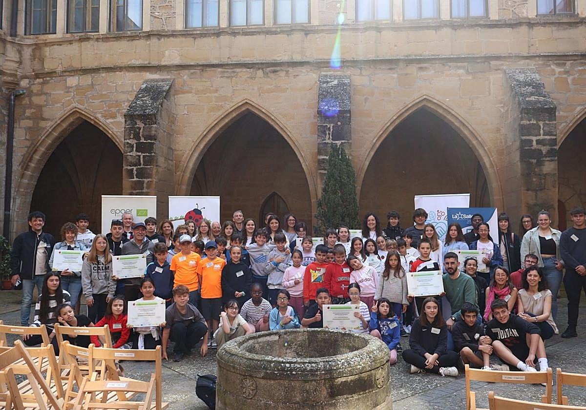 Alumnos y docentes participantes en el encuentro celebrado en el colegio de San Asensio.