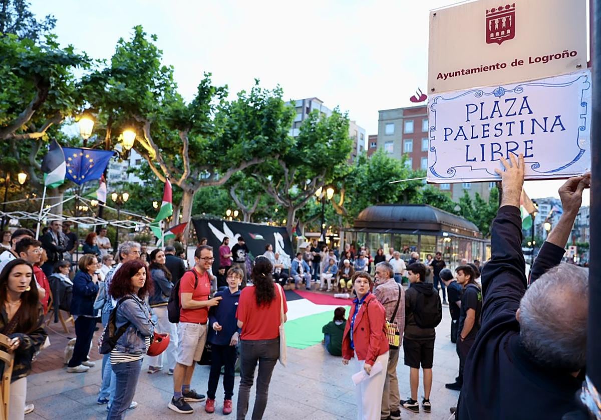 Decenas de personas respondieron a la llamada de las asociaciones Amistad por Palestina y Acampada por Palestina.