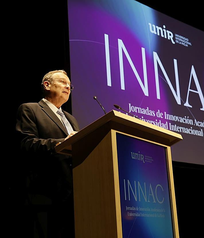 Imagen secundaria 2 - Foto de familia, público y el rector de UNIR, José María Vázquez-Peñuela. 