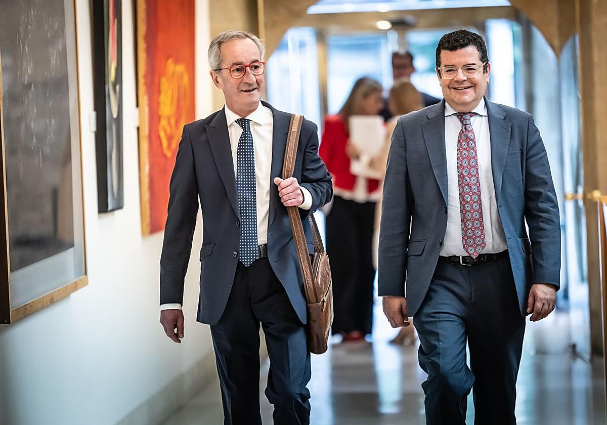 Gestos, conversaciones y complicidad en las sesión del Parlamento de La Rioja