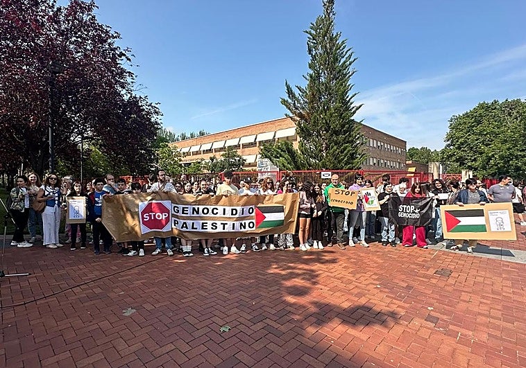 Alumnos del IES Cosme García, durante la concentración.