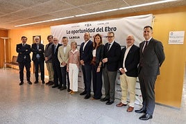 Foto de familia del foro de Diario LA RIOJA sobre el Ebro en la Casa de las Ciencias.
