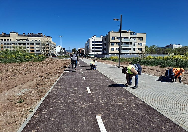 Obras del carril ciclopeatonal por lo que será la prolongación de avenida de la Sierra.