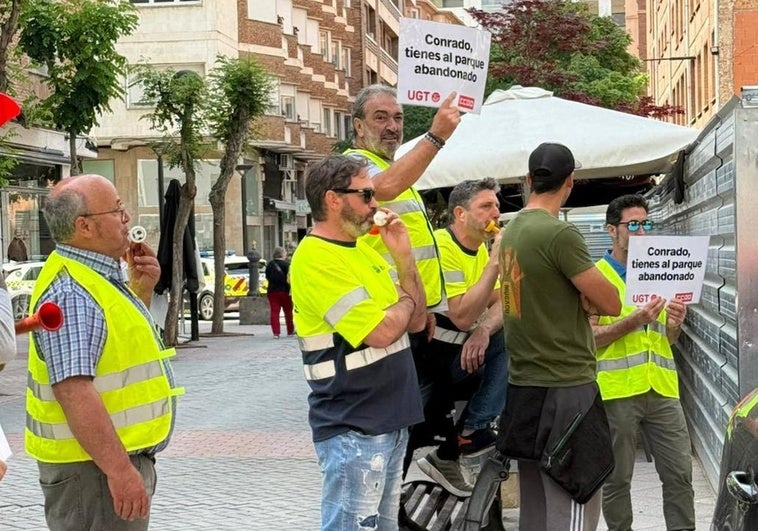 Trabajadores del Parque Municipal de Servicios de Logroño, durante la protesta.