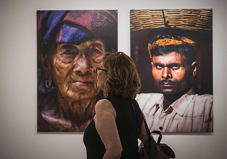 Ante dos de los retratos de la exposición 'La morada de las nieves'.