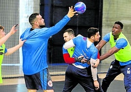 Javi García recibe la asistencia de Ismael El Korchi en un entrenamiento del Ciudad de Logroño en el Palacio.