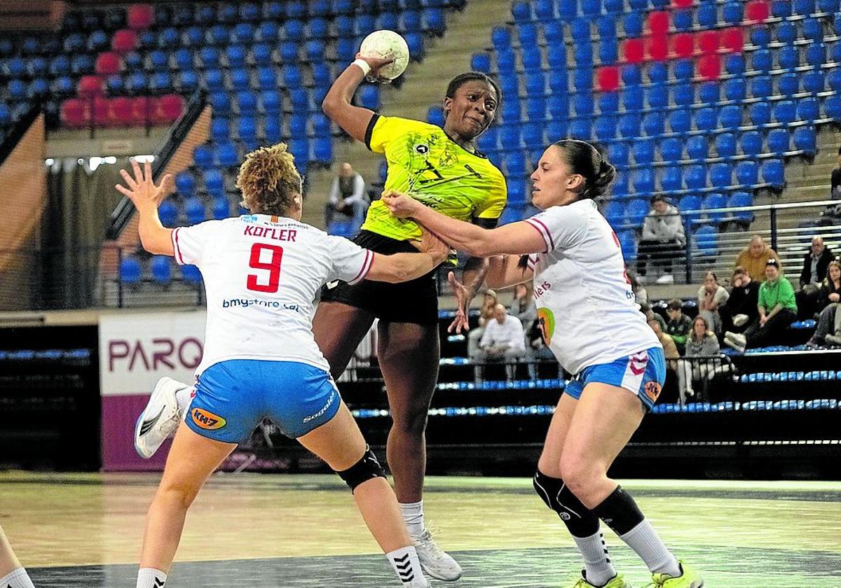 Paula Milagros, con la camiseta del Granollers, intenta frenar a Karia Sidibe.