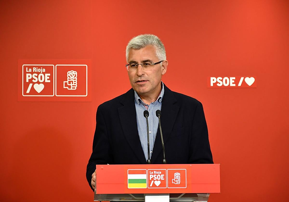 osé Ángel Lacalzada comparece ante los medios en la sede regional socialista.