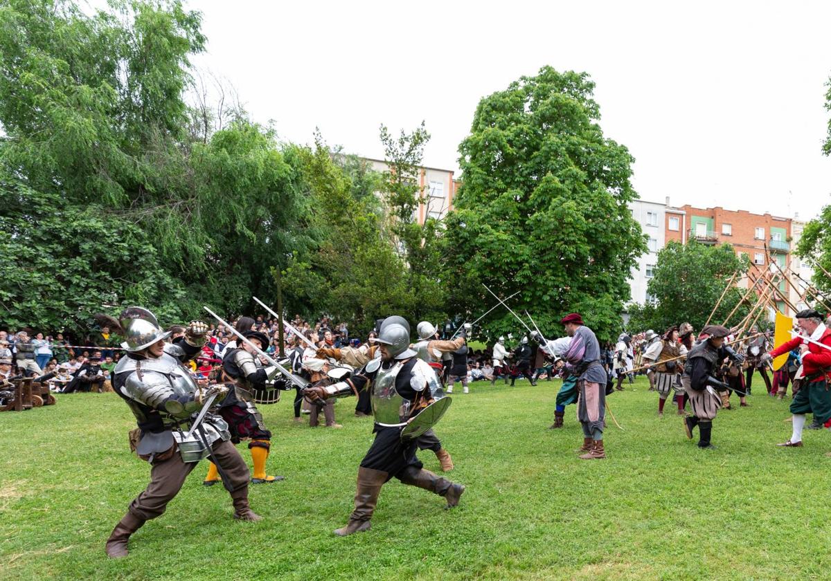 Recreacion del asedio a Logrono en Fiestas de San Bernabe.