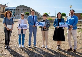 Representantes de la Consejería, del IRVI y del Ayuntamiento presentaron ayer sobre la parcela el proyecto para las 40 viviendas.