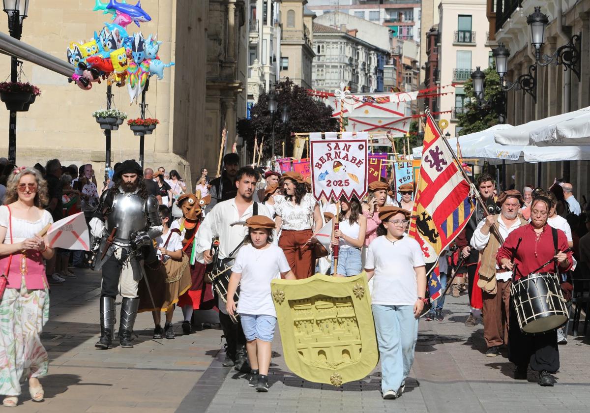 Los niños de las ludotecas protagonizaron un pasacalles flanqueados por miembros de la Guardia de Santiago.