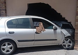 Policía y bomberos salvan a un conductor infartado que se estrelló contra una pared