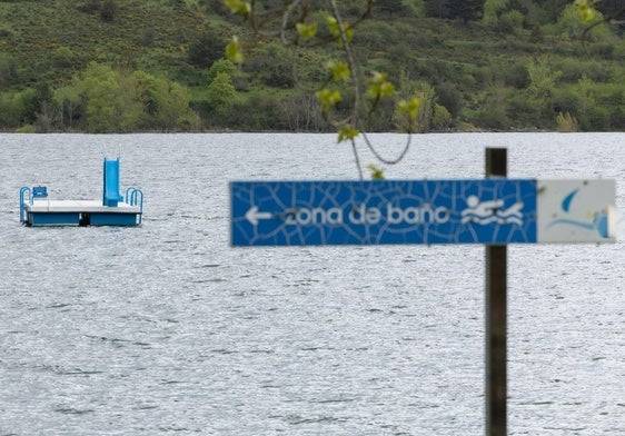 Señalización de la zona de baño del Club Náutico El Rasillo y, al fondo, la plataforma flotante.