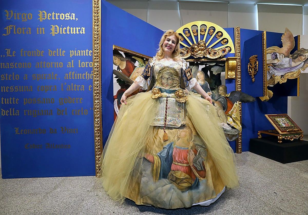 Rosana Largo muestra uno de sus trajes renacentistas