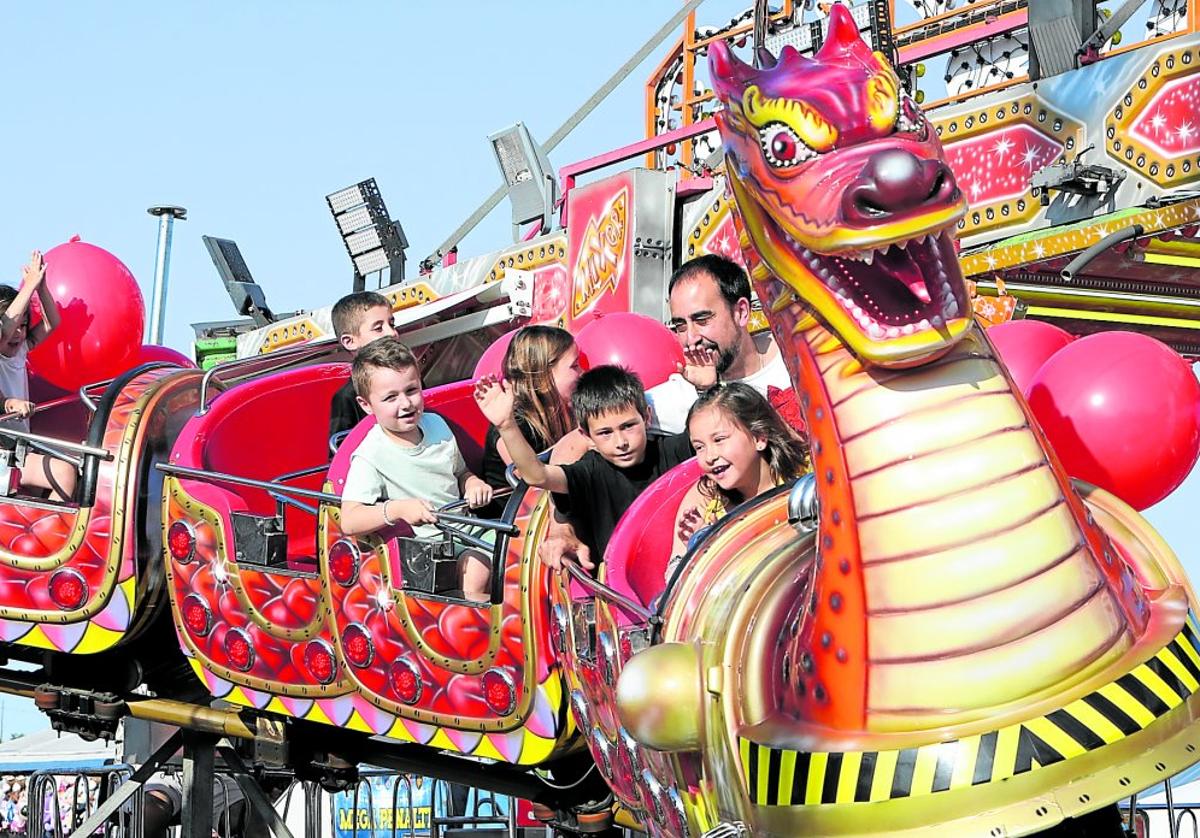 Las distintas atracciones de las barracas ya están a pleno funcionamiento y, de muestra, un dragón.