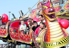 Las distintas atracciones de las barracas ya están a pleno funcionamiento y, de muestra, un dragón.