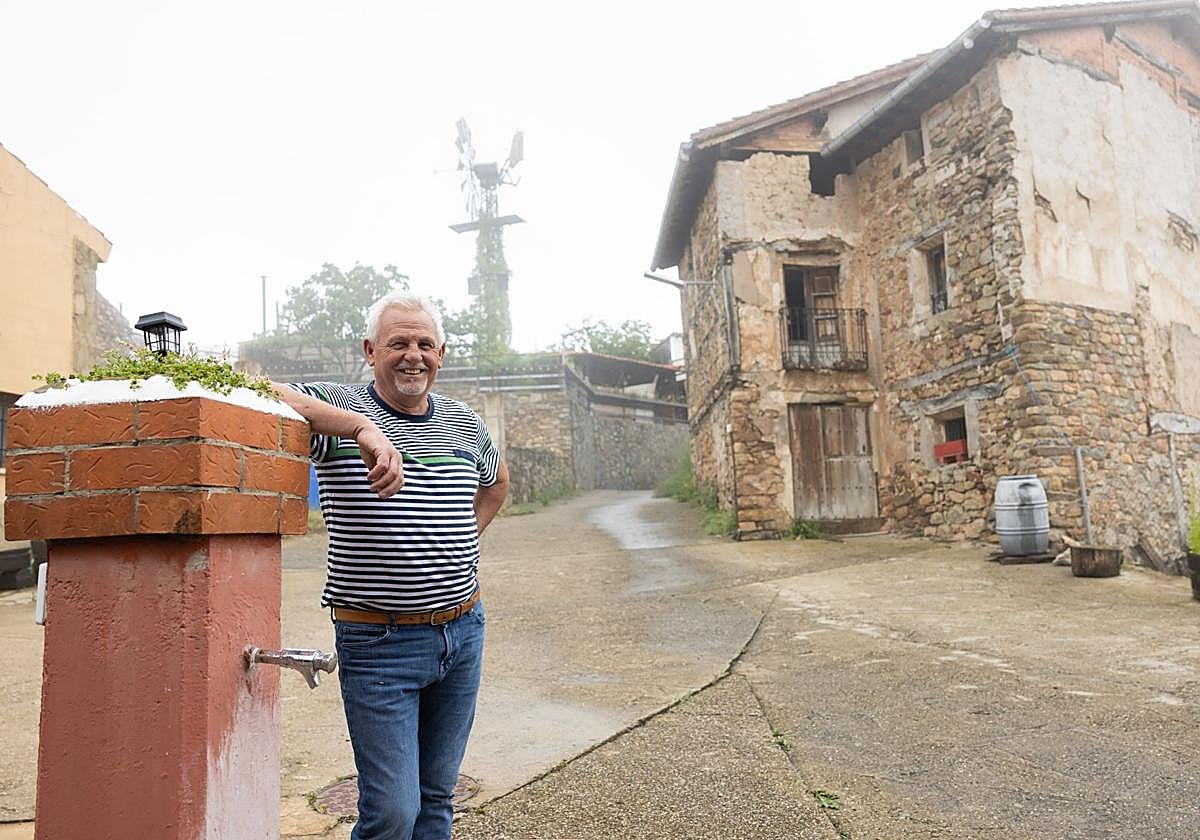 Jesús Pascual posa en la plaza de los Amigos de Zenzano, con un molino de viento al fondo.