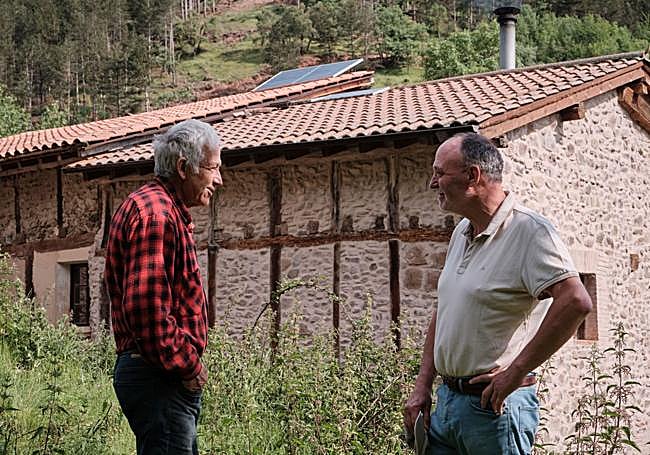 José Antonio Cámara y Luis Martínez posan en Arviza.
