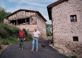 José Antonio Cámara y Luis Martínez posan en Arviza.