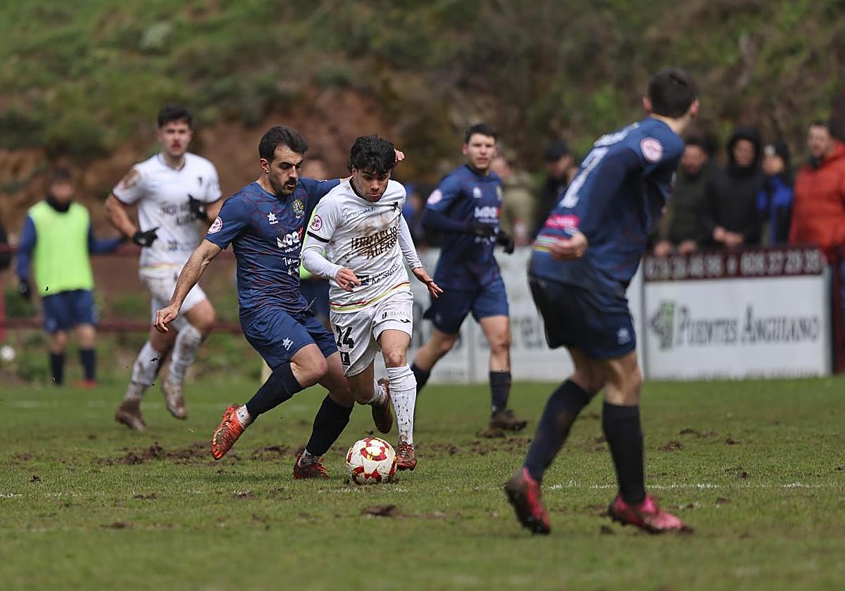 Ayensa, con el balón en un partido con el Alfaro ante el Anguiano.