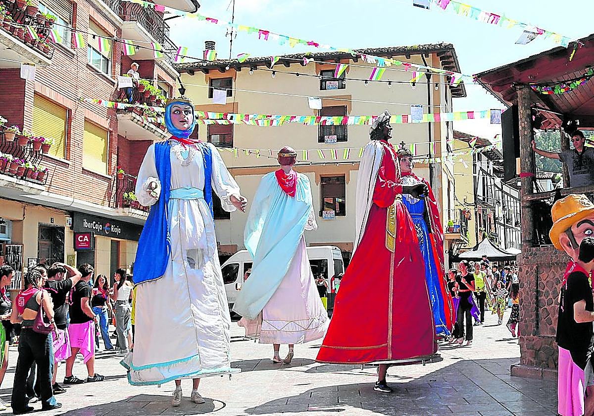 Los gigantes dando las vueltas a la plaza del Quiosco de Ezcaray.