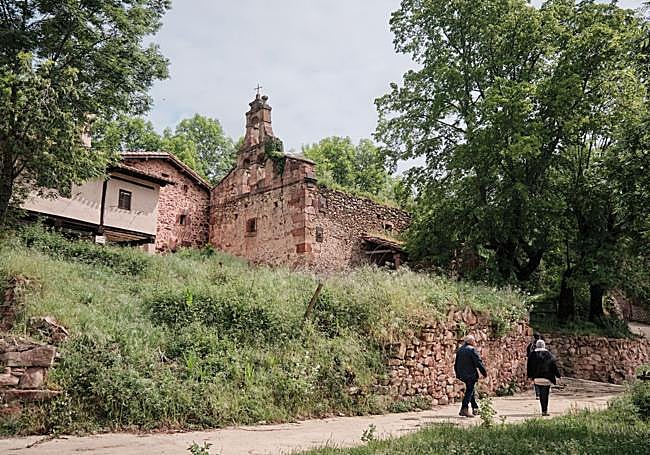 La iglesia de Santa Elena de Turza, en ruina.