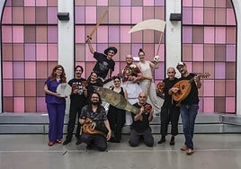 Componentes de Sapo Producciones y músicos colaboradores, en el espacio de ensayo en el Mercado de San Blas.