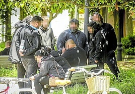 Entorno de los implicados, ayer en las inmediaciones del Palacio de Justicia.