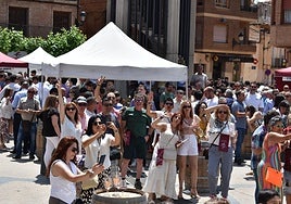 Buen ambiente y sol en la plaza de España, ayer durante el concierto de La Orquestina Anarcoyeyé en la XVI Feria Entreviñas de Aldeanueva de Ebro.