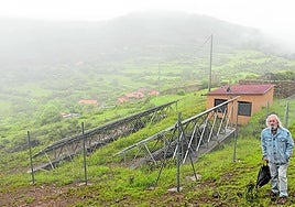 Marcos Moya, vecino de El Collado, posa junto a los paneles solares de la comunidad energética.