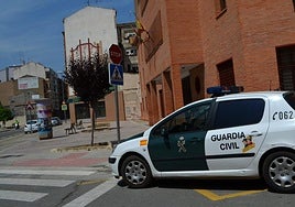 Vehículo de la Guardia Civil, ayer, en los Juzgados de Calahorra.