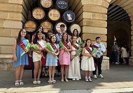 Jarreros entrantes y salientes en en las barricas del Ayuntamiento tras recibir sus bandas.