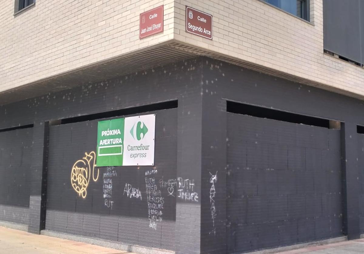 Local donde se abrirá el supermercado en la esquina de las calles Juan José Elhuyar y Segundo Arce.