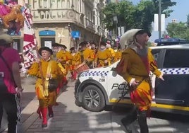 El coche de Policía que ha interrumpido el paseo triunfal de las tropas