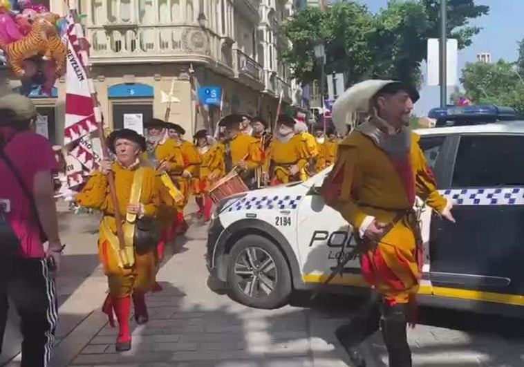 El coche de Policía que ha interrumpido el paseo triunfal de las tropas
