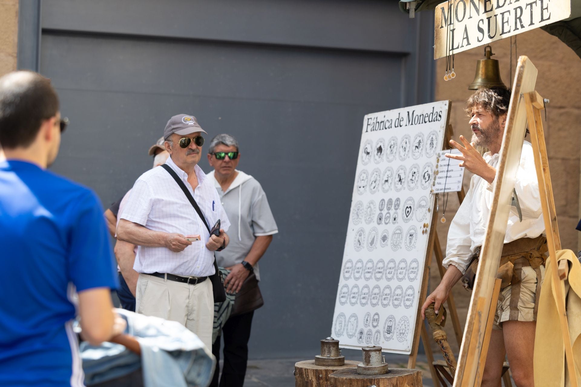 Asedio, desfiles, mercados, bailes... las imágenes de la jornada del lunes