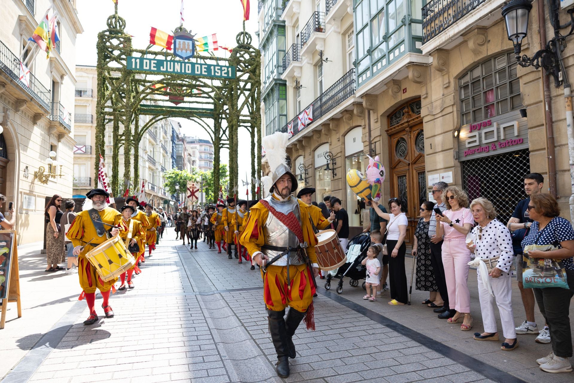 Asedio, desfiles, mercados, bailes... las imágenes de la jornada del lunes