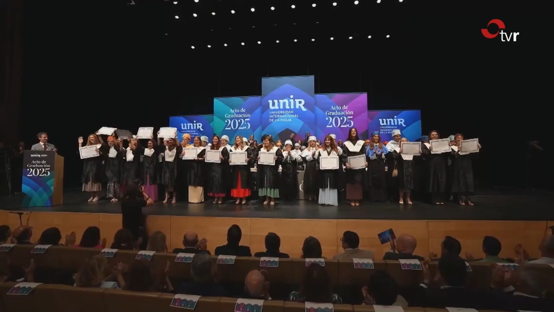 Lágrimas de alegría, abrazos y muchas emociones… así se vivieron las graduaciones en UNIR