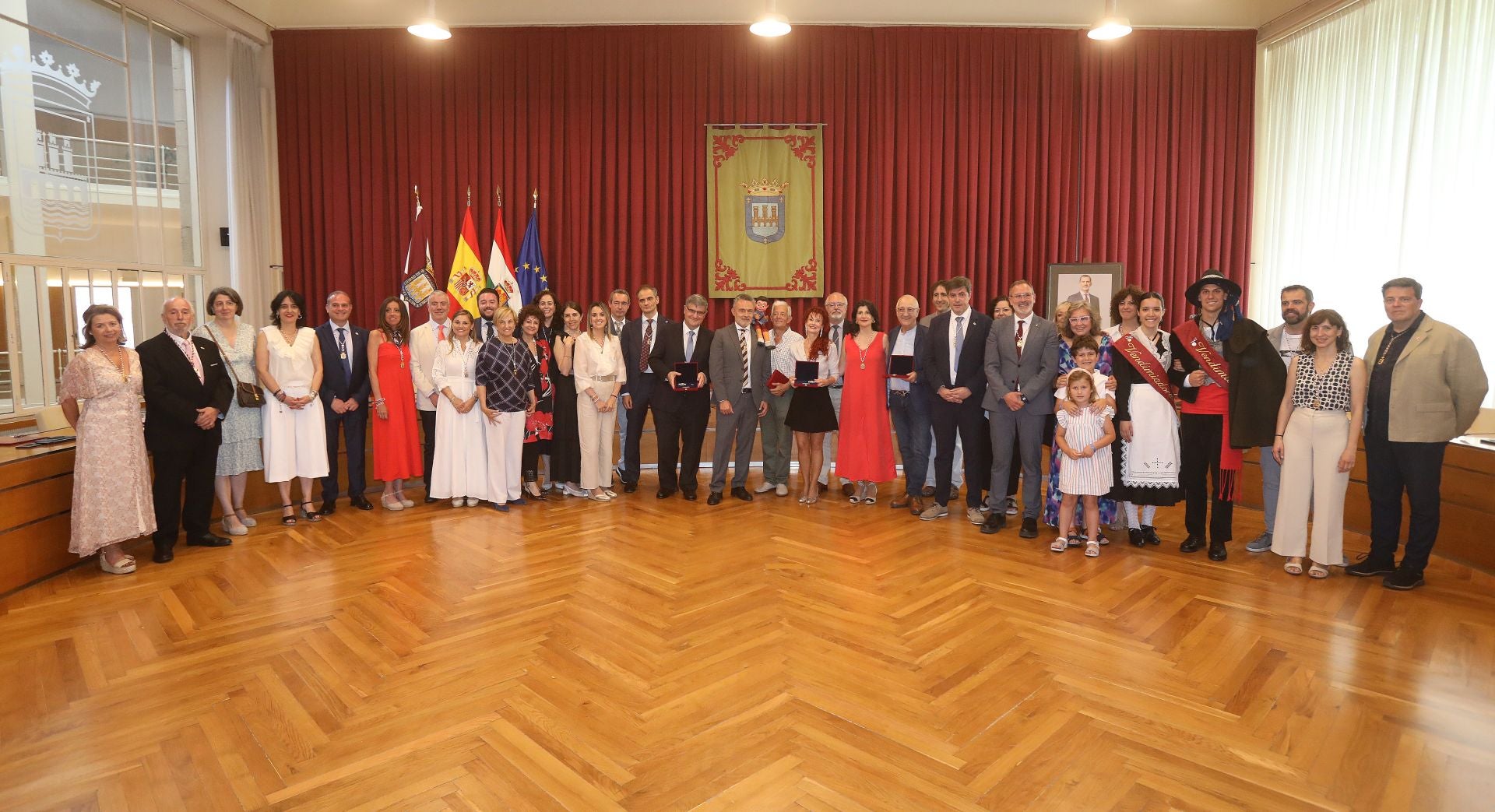 La entrega de las insignias de San Bernabé, en imágenes