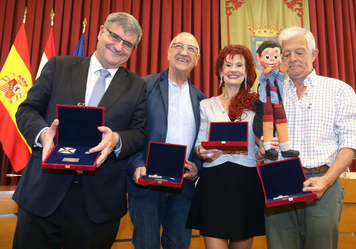Rafael Domingo, Fernando Gil, María José Marrodán y de Juan Díaz, con sus insignias.