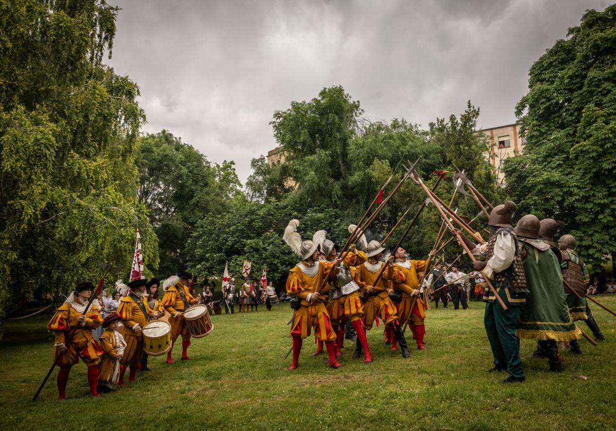 Los logroñeses se enfrentan a las tropas francesas en el campo de batalla con motivo de la recreación de la gesta de 1521.
