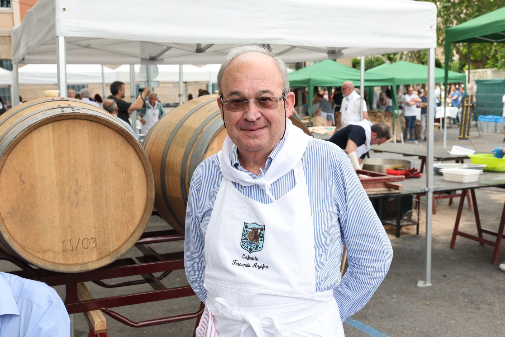 Fernando Azofra, este miércoles, durante el reparto del pan, el pez y el vino.